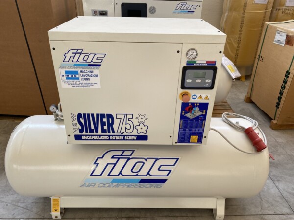 Compressore rotativo con serbatoio